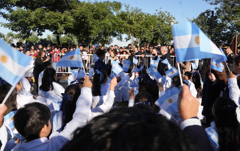 Con la promesa de lealtad de 3 mil alumnos, Corrientes conmemoró el Día de la Bandera