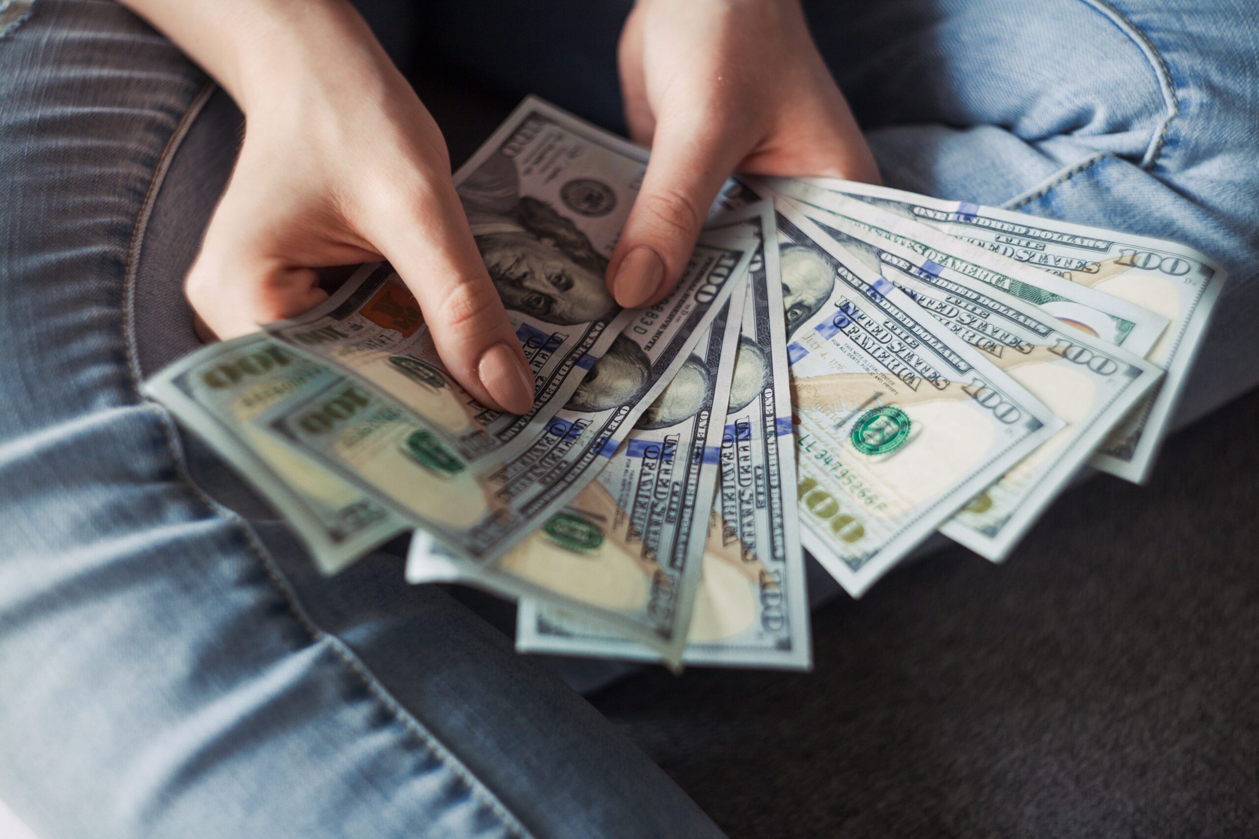 A cuánto cotiza el dólar oficial y los tipos financieros en el inicio de la semana