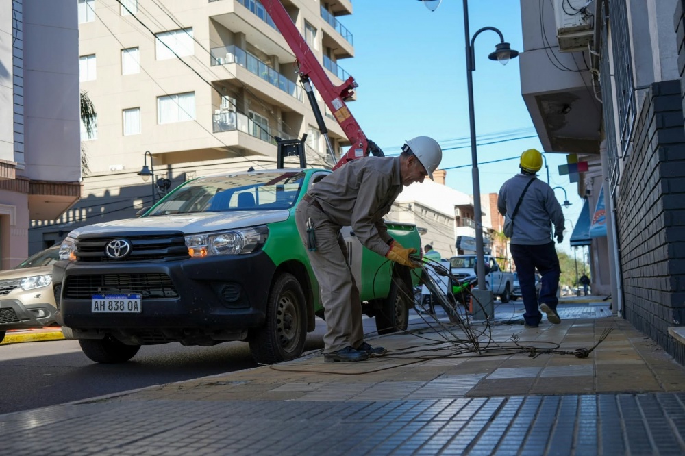 Avanza el programa Cielo Limpio en Corrientes y ya retiraron cables en 14 cuadras del centro