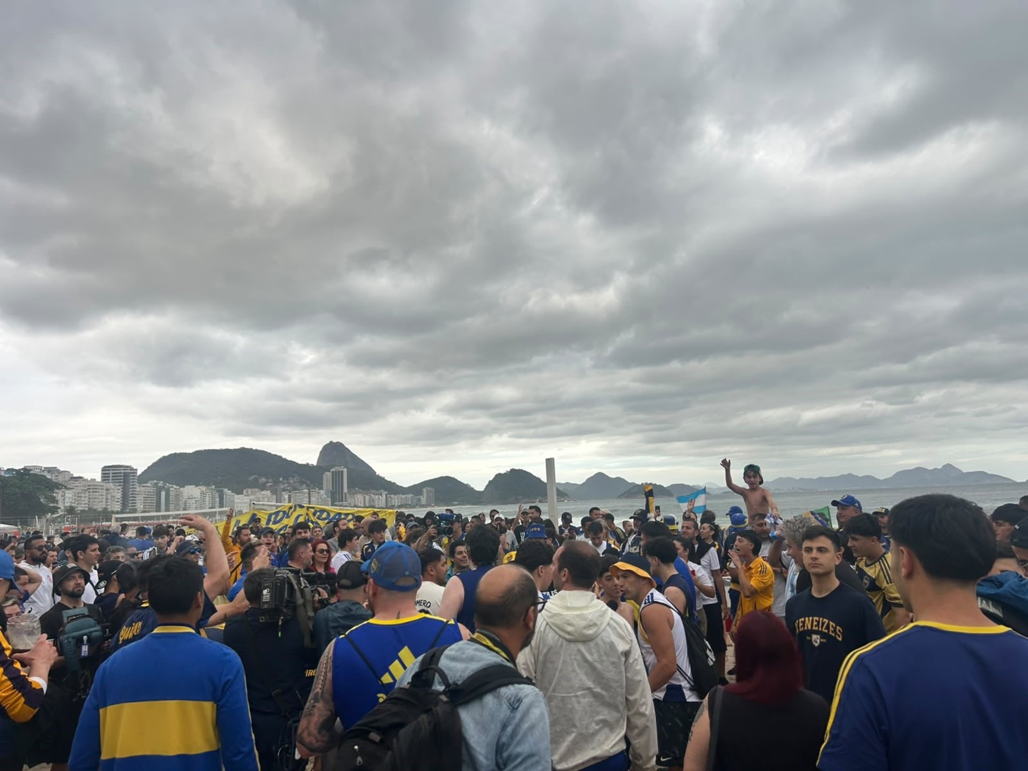 Banderazo de hinchas de Boca en Copacabana en la previa de la Copa Sudamericana
