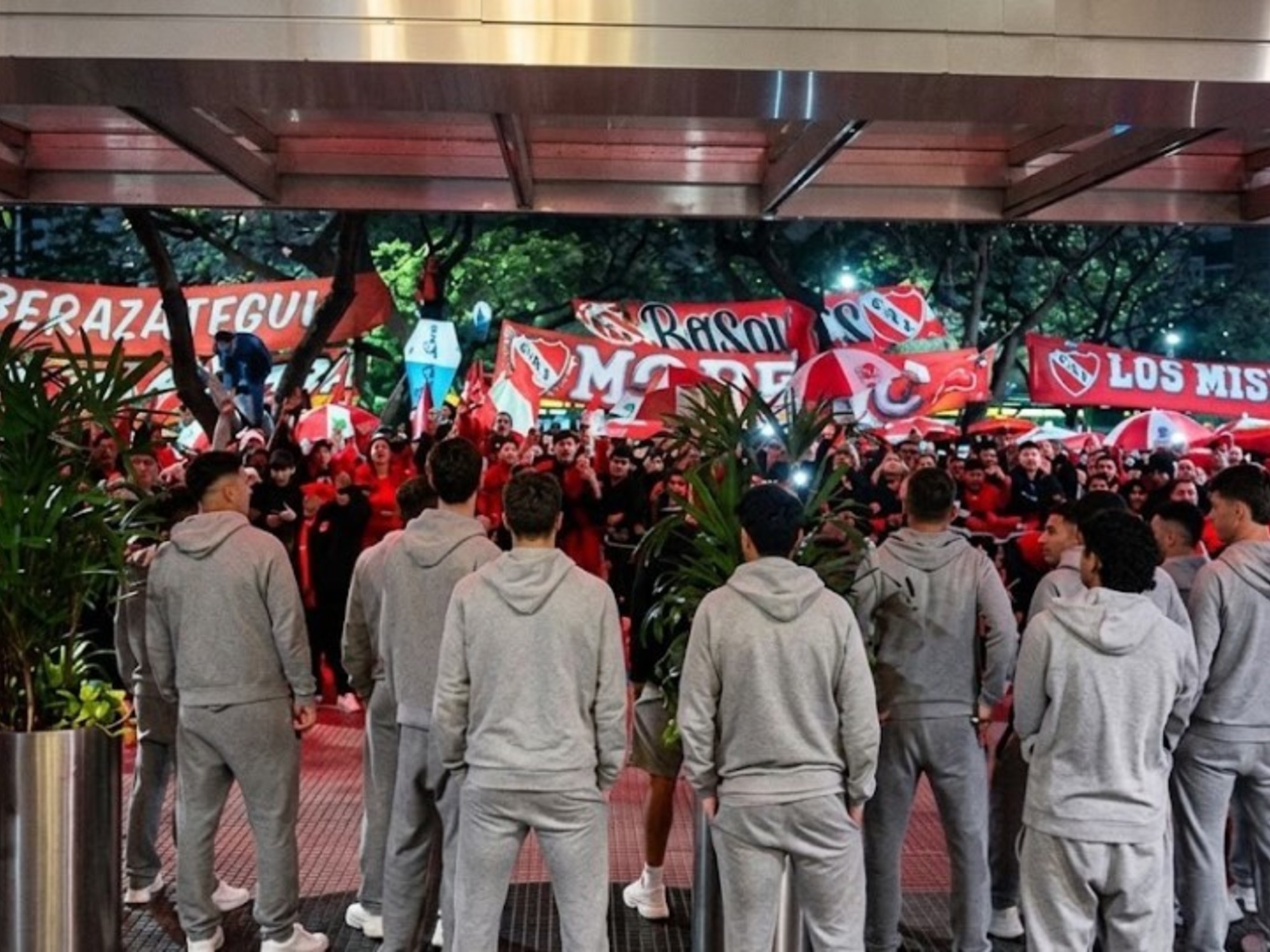Banderazo de los hinchas de Independiente en la previa del clásico ante Racing