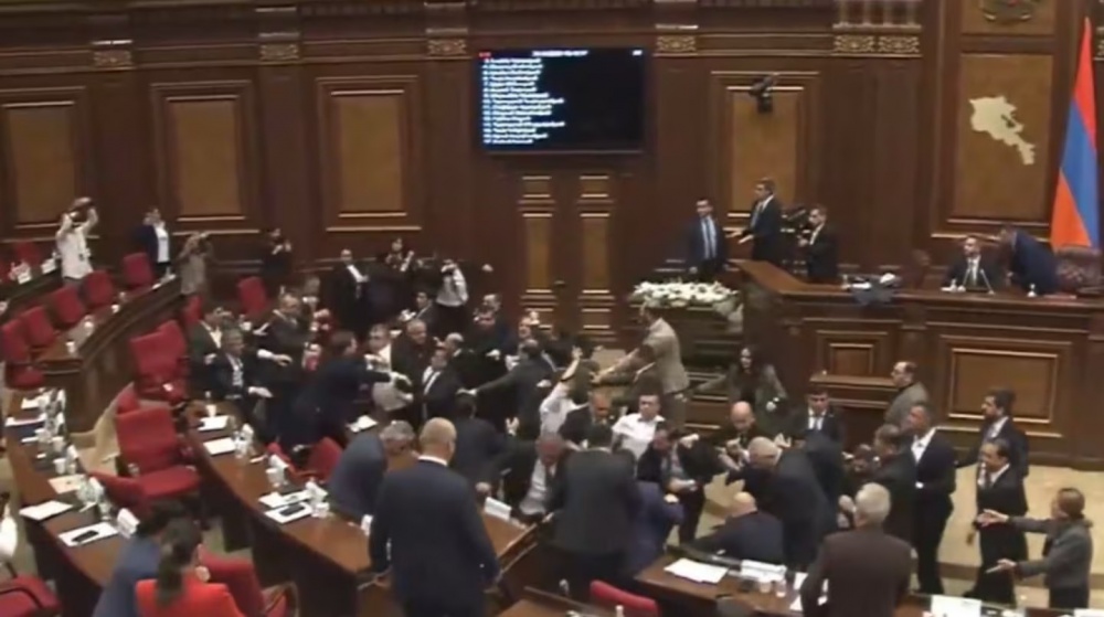 Batalla campal entre diputados en el Parlamento de Armenia