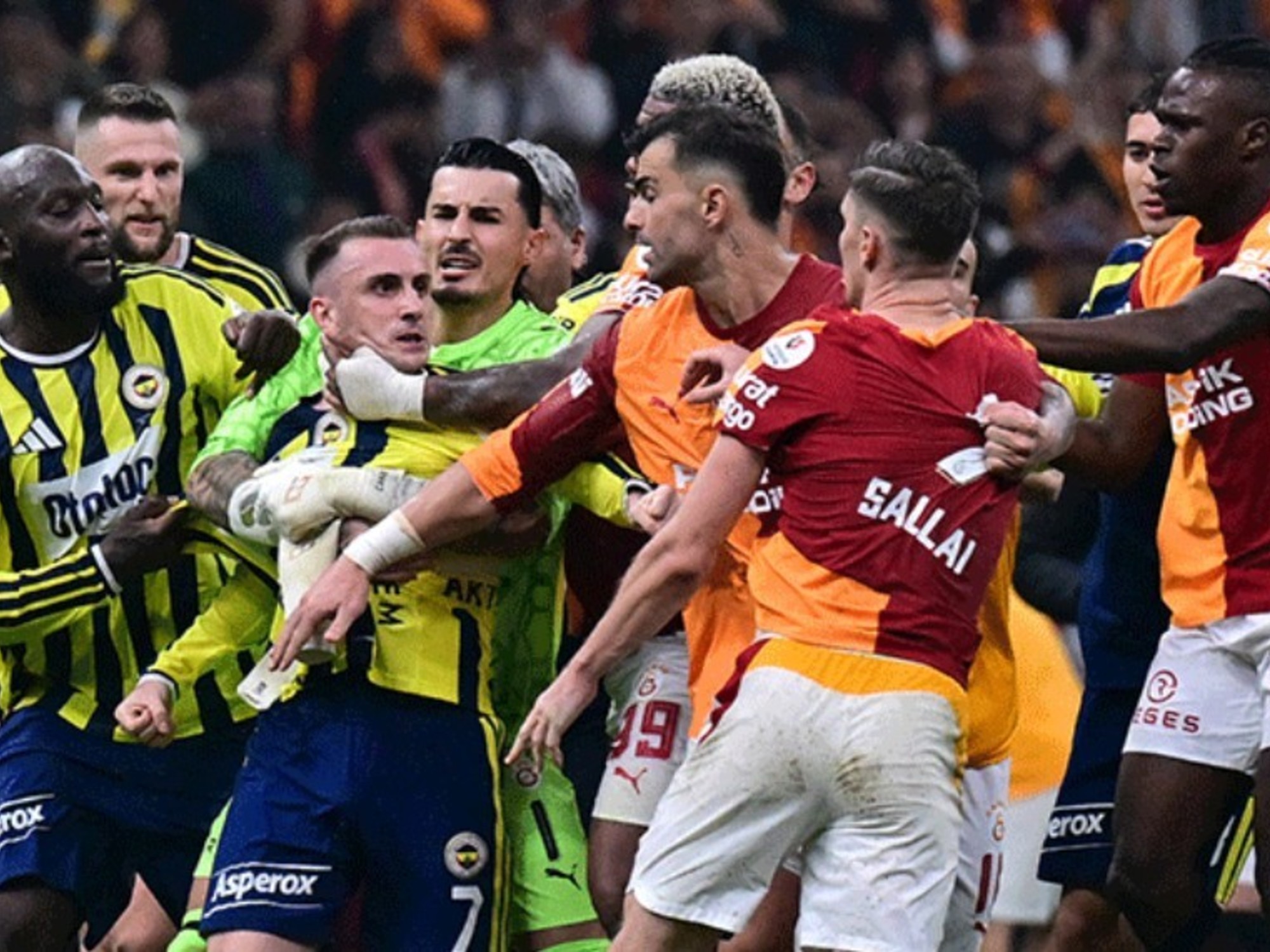 Batalla campal y corridas al término del clásico de Turquía