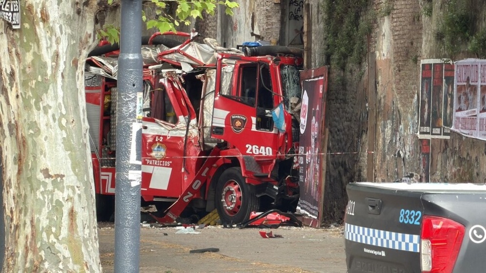 Choque de camión de bomberos en la vieja cárcel de Caseros