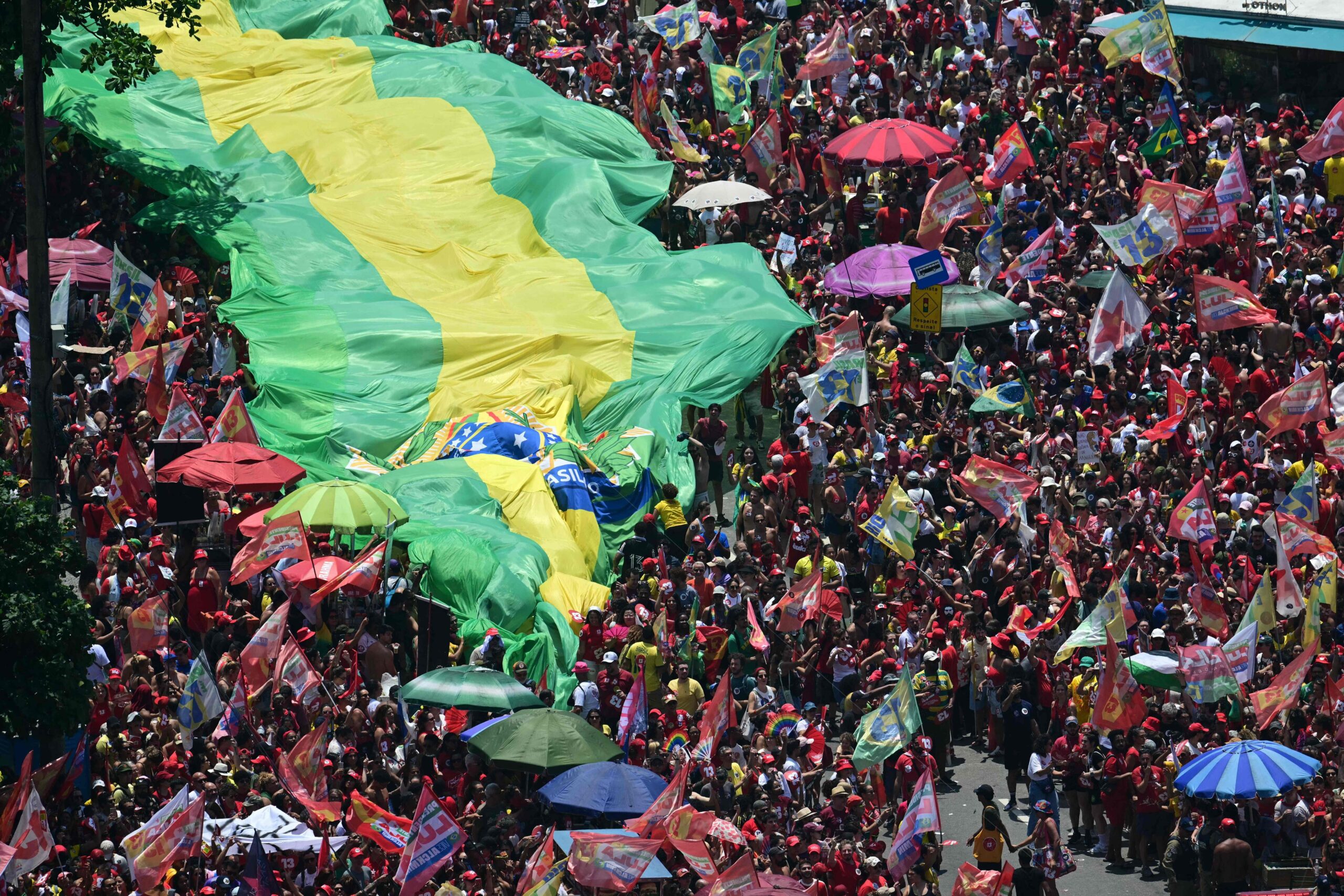 Cierres de campaña en Brasil: Lula y Flavio Bolsonaro definen el tramo final en las calles de Río de Janeiro
