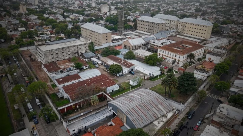Comenzó el traslado de los 1.500 presos y la histórica cárcel de Devoto cierra tras casi un siglo