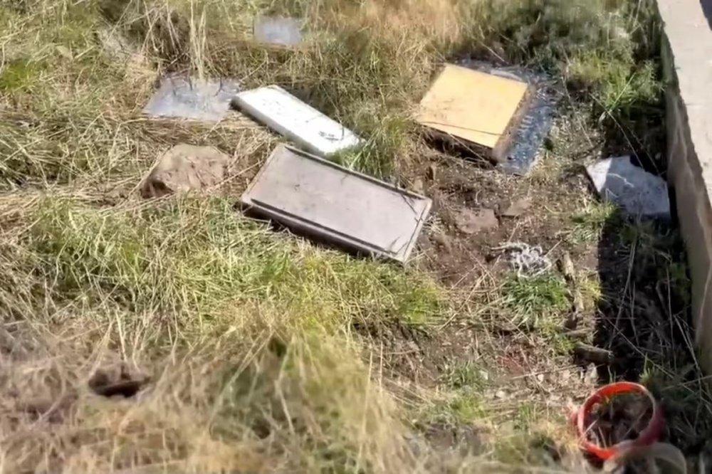 Denuncian actos de vandalismo contra placas y ofrendas argentinas en el Cementerio de Darwin en Malvinas