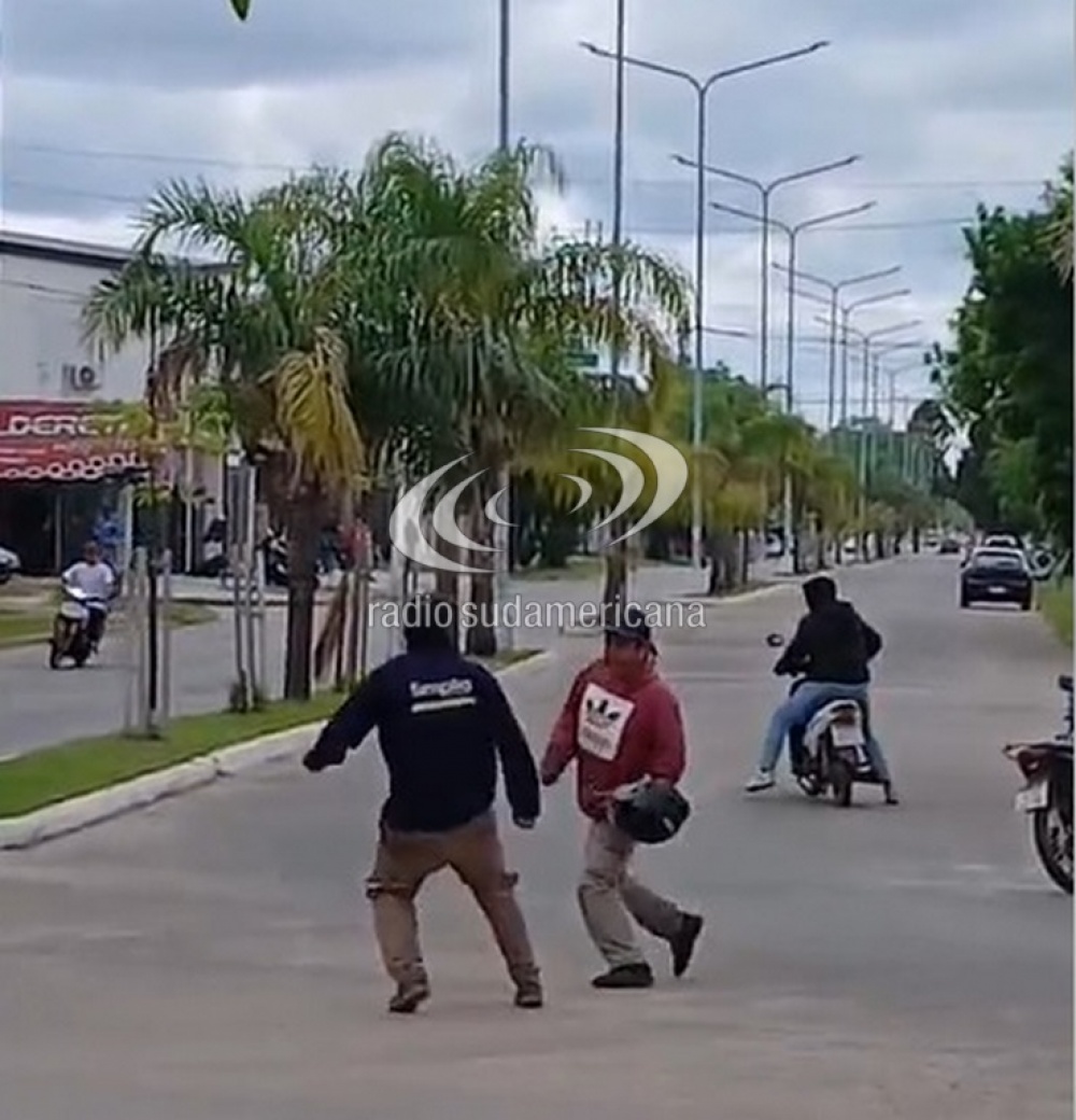 Dos motociclistas se enfrentaron en plena calle y uno amenazó al otro con un arma blanca