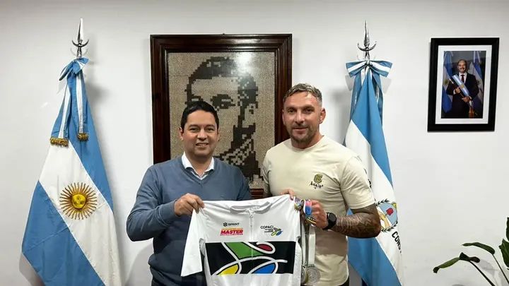 El ciclista correntino Mario Mazo presentó sus medallas panamericanas al intendente de Virasoro