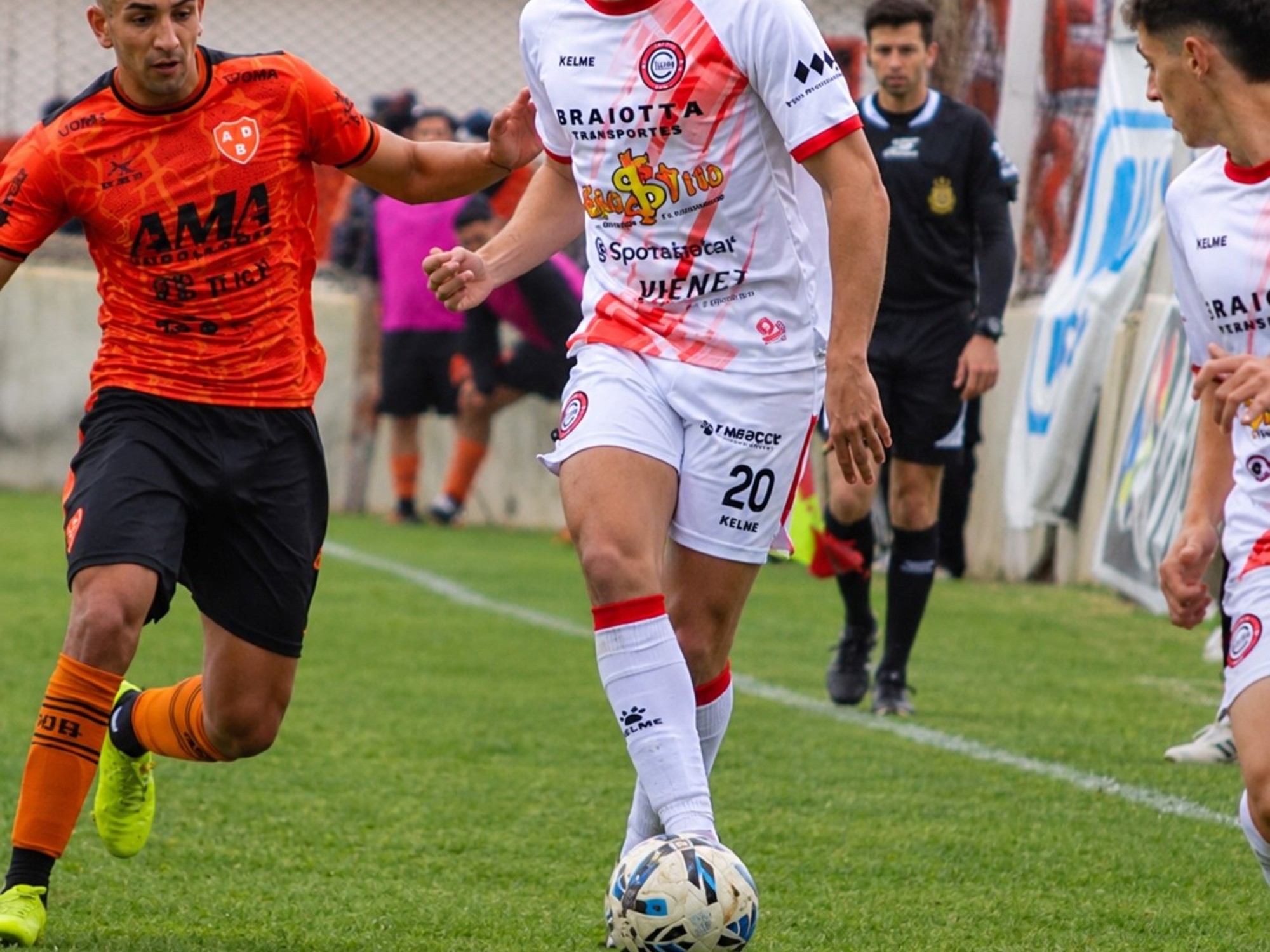 El fútbol argentino define este domingo dos ascensos clave en la Primera C y el Federal A
