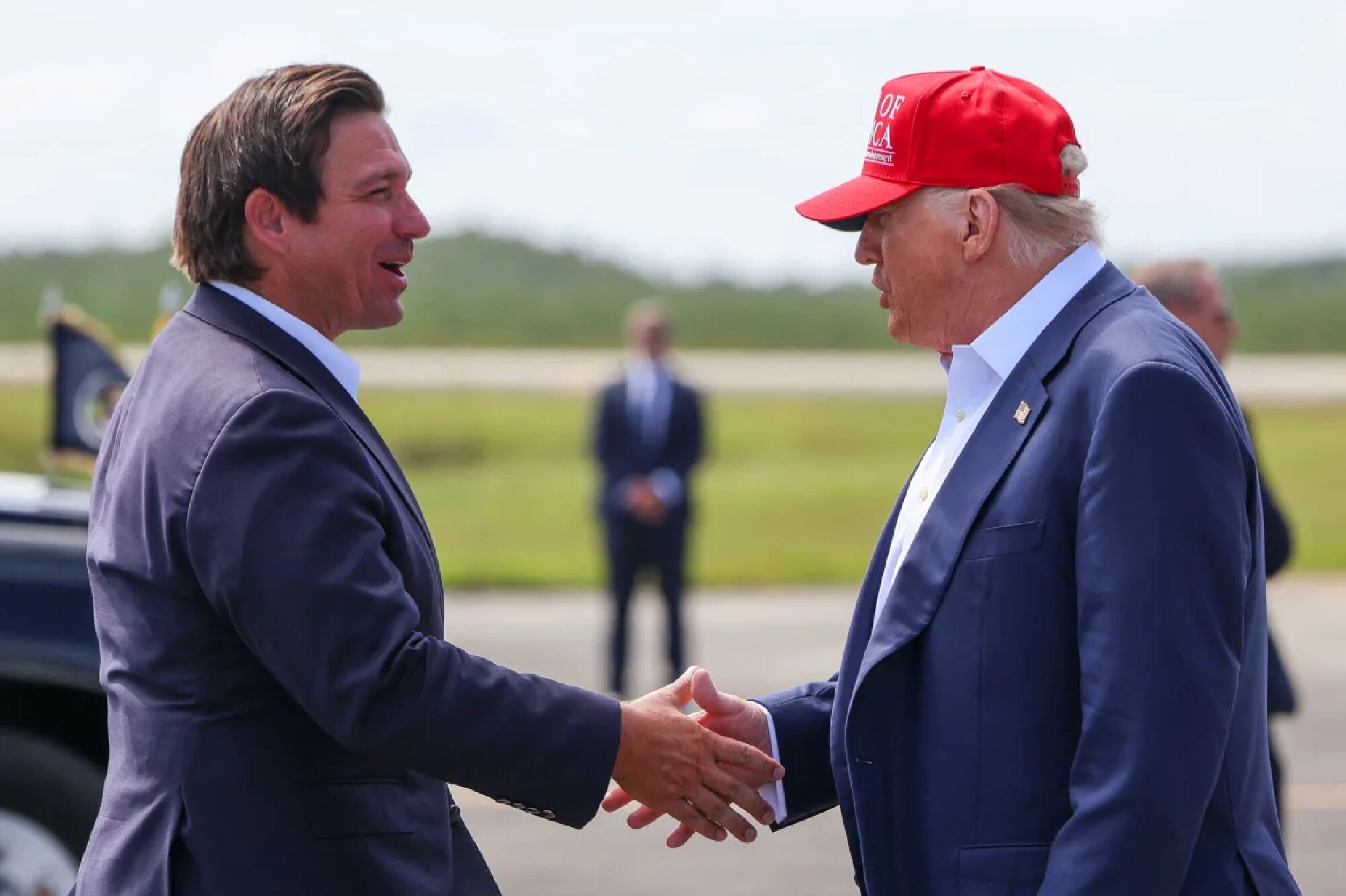 El gobernador de Florida le regaló una polémica moneda de oro a Donald Trump