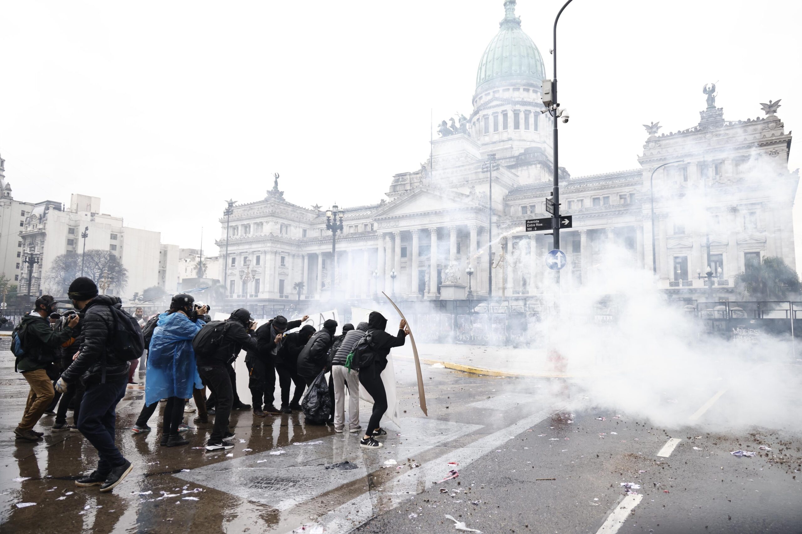 El oficialismo busca blindar sus reformas en el Congreso y negocia apoyos con gobernadores frente a un escenario electoral complejo