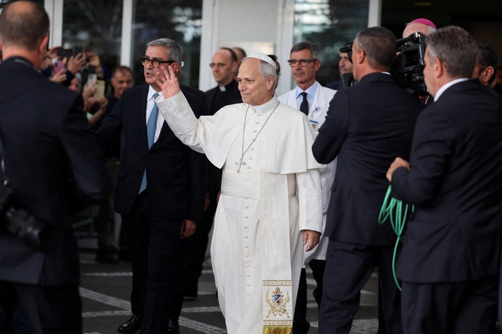 El papa León XIV recibió el alta médica y abandonó el hospital en Roma