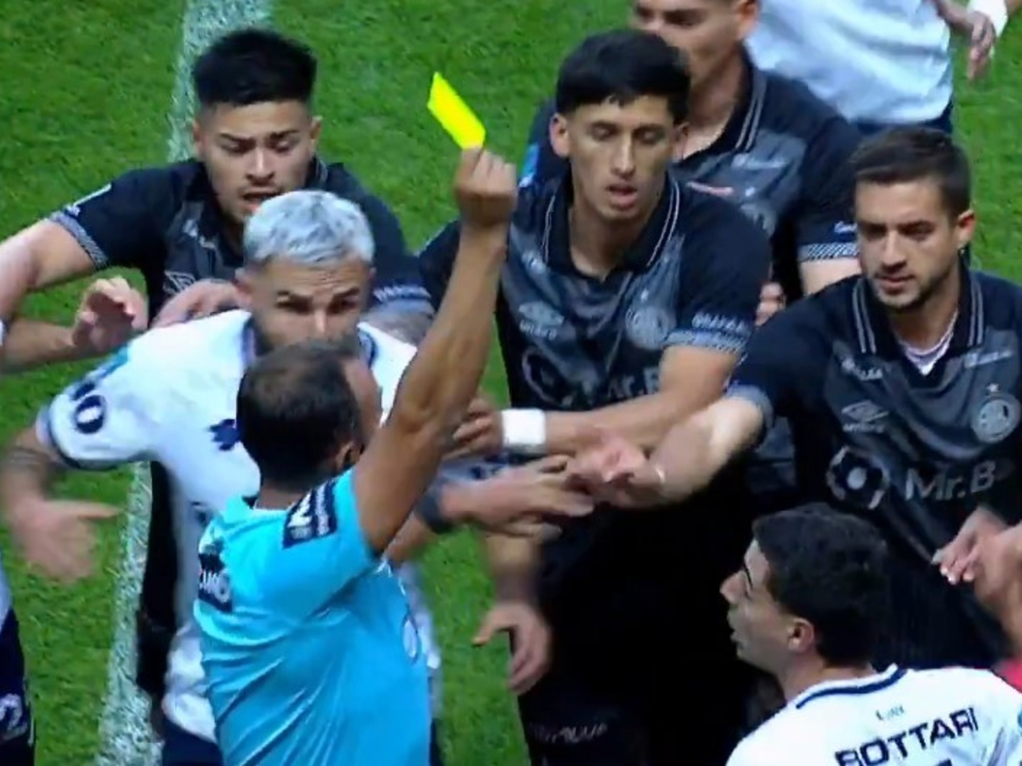 Empate y tensión en el duelo entre Argentinos e Independiente Rivadavia