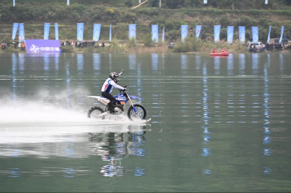 Emprendedor chino rompió un récord Guinness al andar en moto sobre el agua