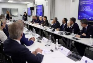 En París, Juan Pablo Valdés expuso el plan de puertos e inversiones de Corrientes ante empresarios europeos