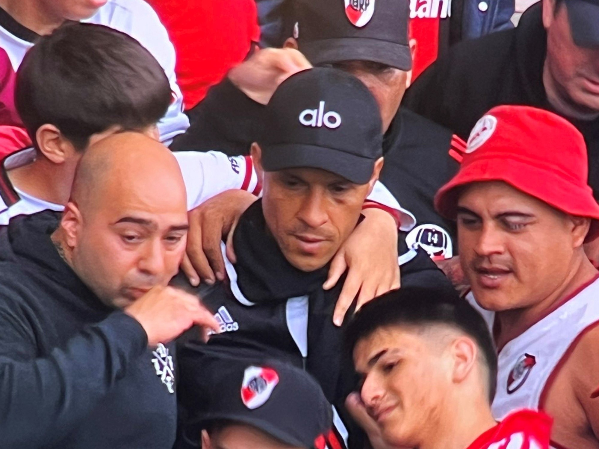 Enzo Pérez estuvo en la tribuna popular para alentar a River contra Belgrano