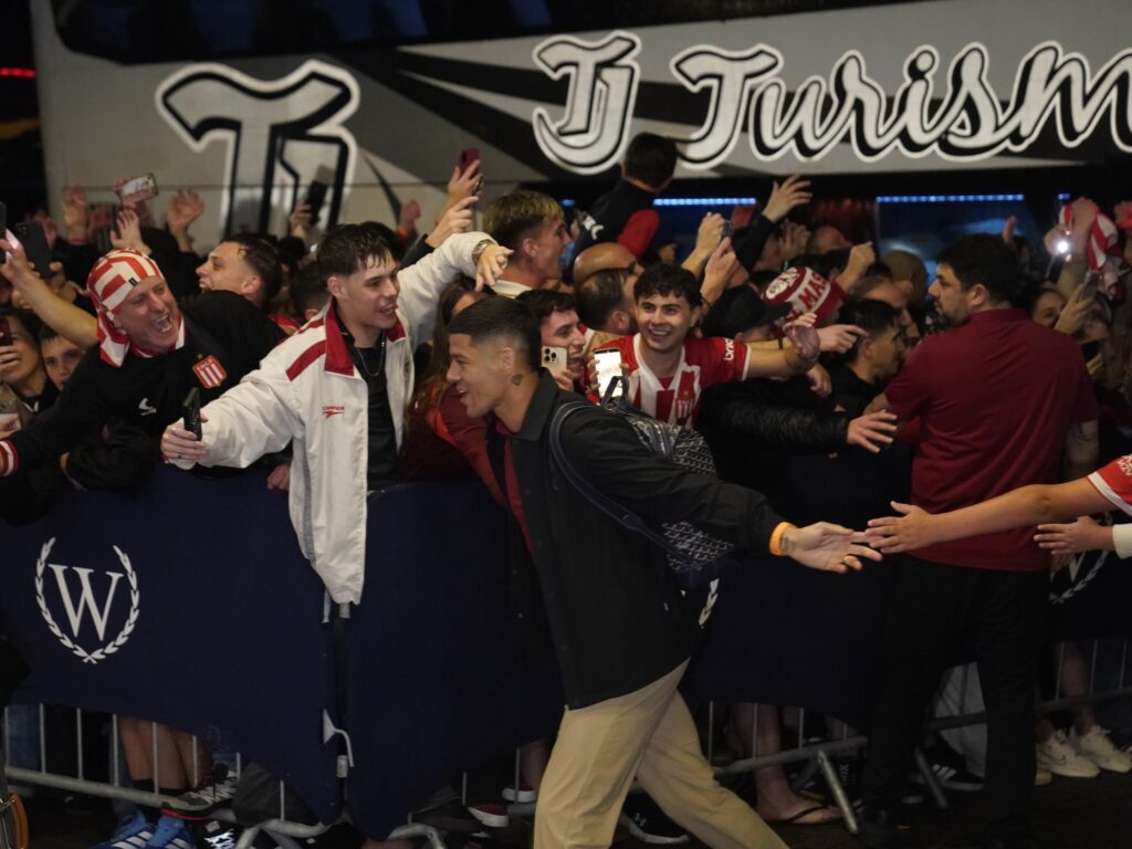 Estudiantes llegó a Río de Janeiro y fue recibido por sus hinchas con ilusión