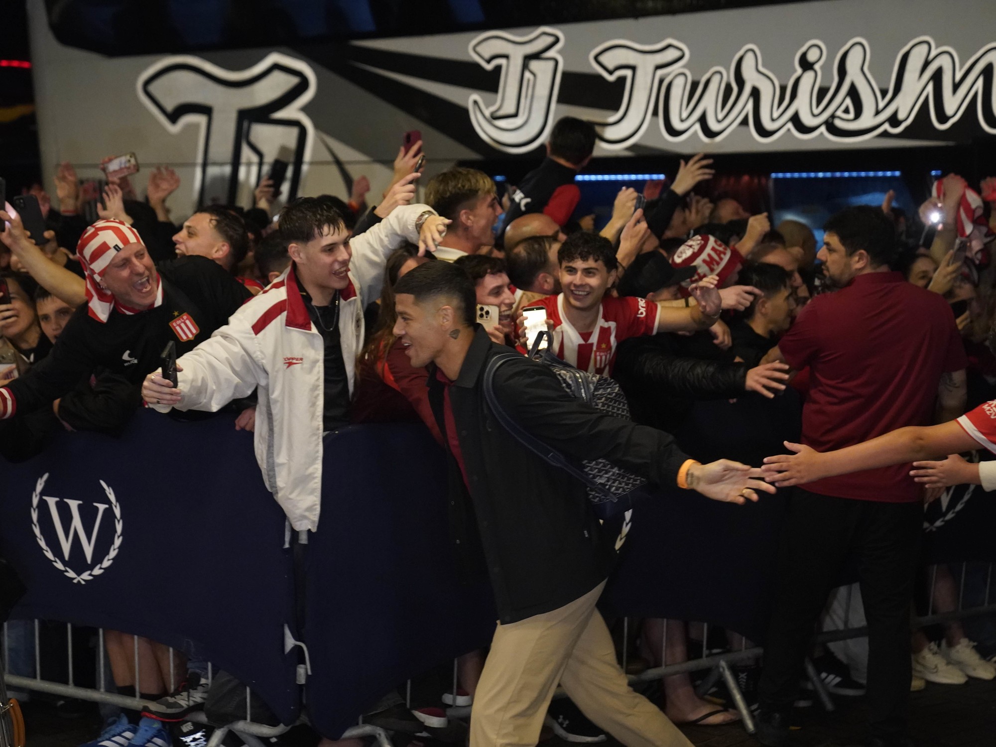 Estudiantes llegó a Río de Janeiro y fue recibido por sus hinchas con ilusión
