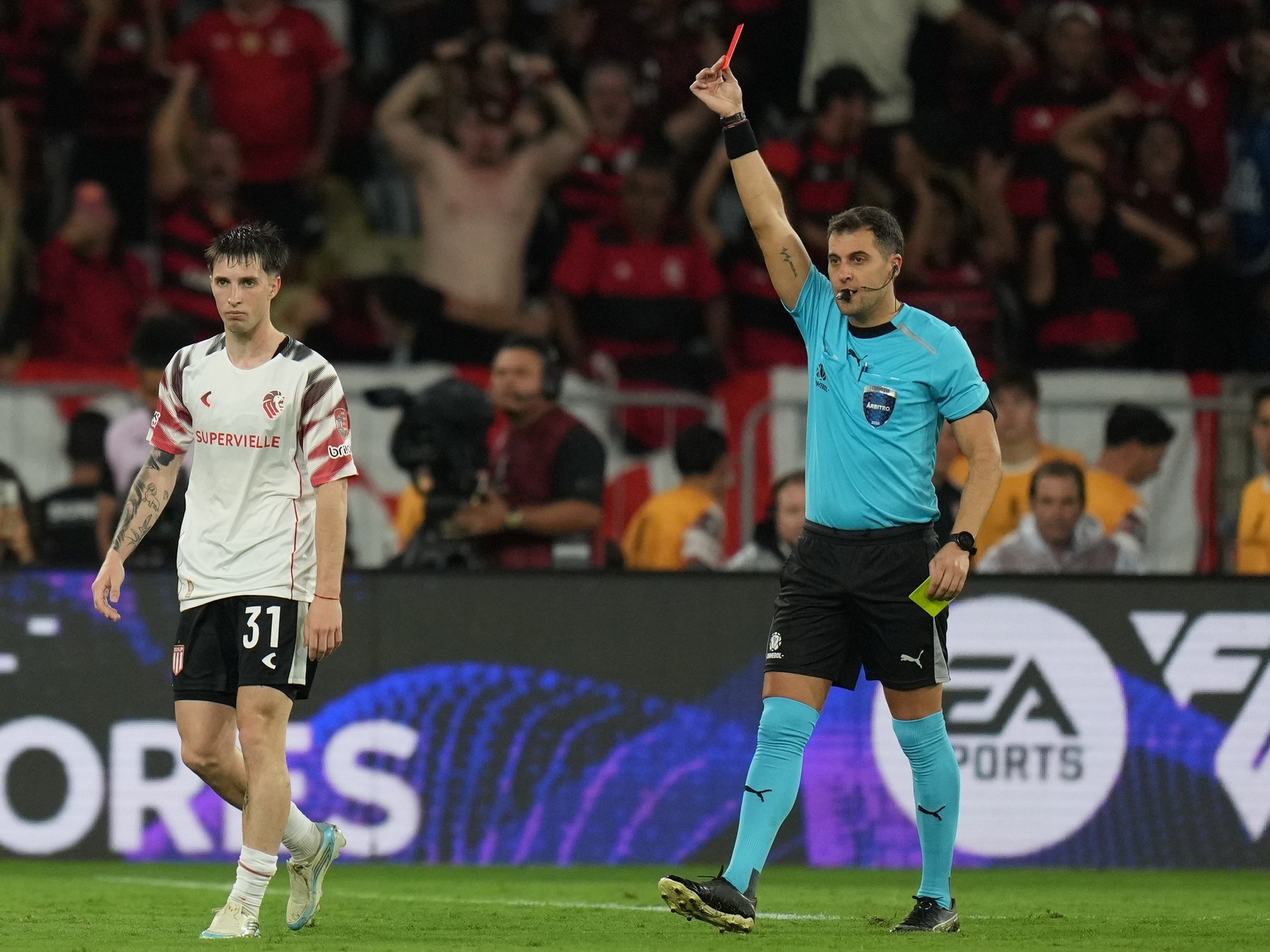 Expulsión insólita de Baltasar Rodríguez en el partido entre Flamengo y Estudiantes