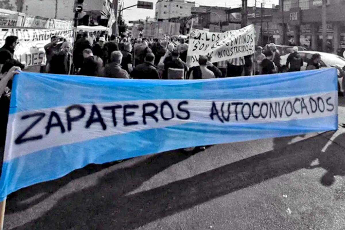 Fabricantes de calzado regalaron mil pares de zapatos en Plaza de Mayo