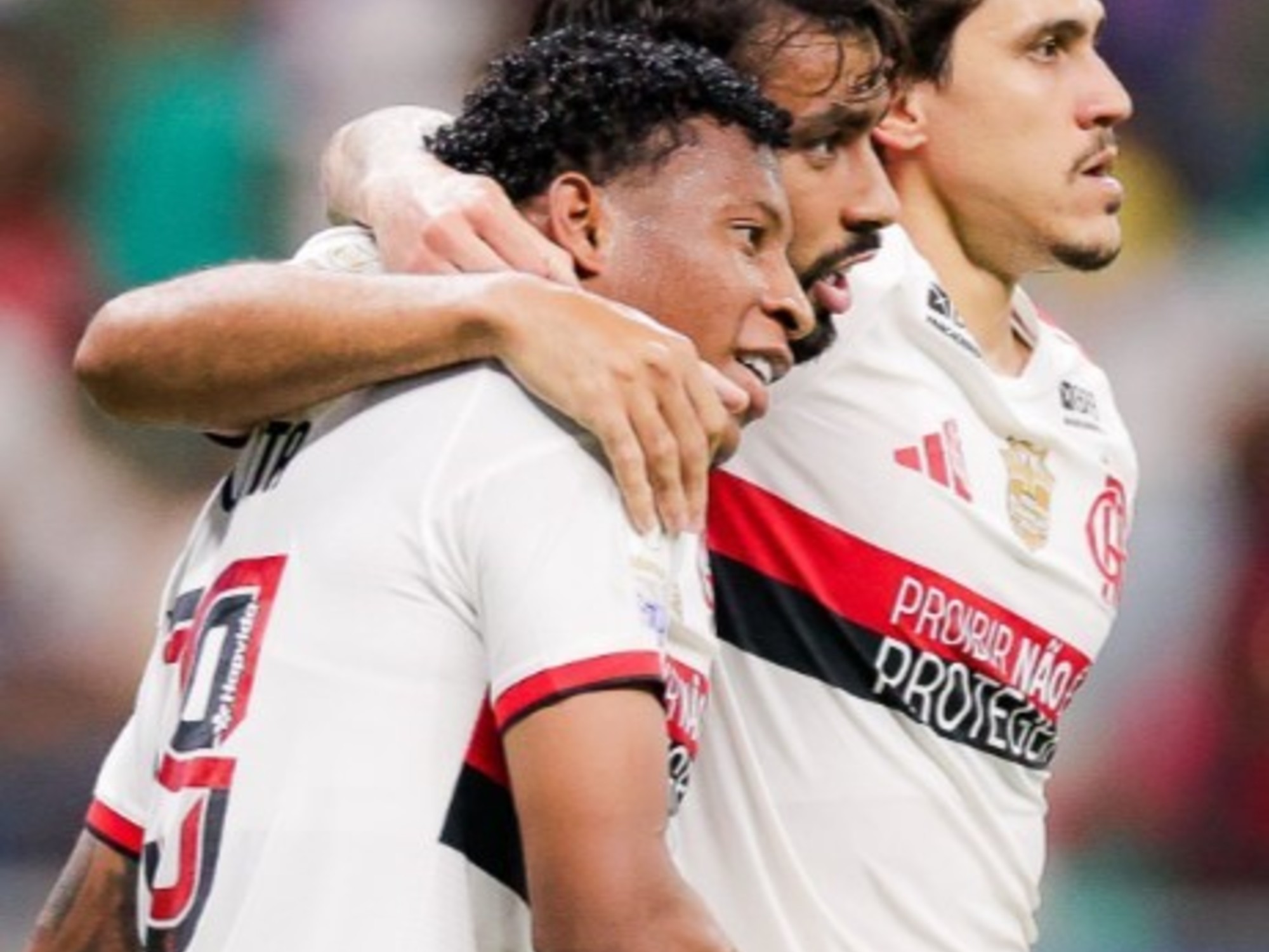 Flamengo goleó a Bahía como visitante y recuperó la punta del Brasileirao antes de recibir a Estudiantes