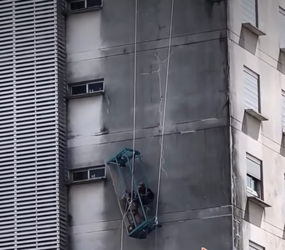 Formosa: rescataron a dos obreros que quedaron suspendidos en altura por una falla en un andamio