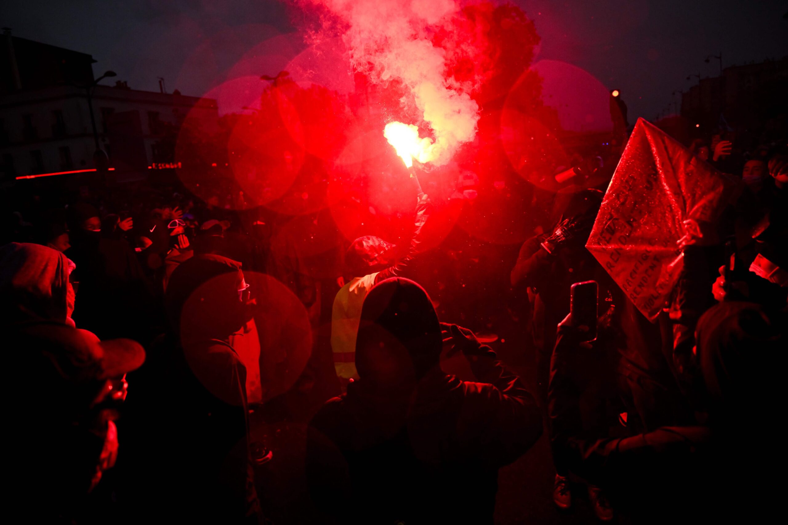 Francia vivió una nueva jornada de masivas protestas contra el costo de vida con fuertes operativos de seguridad