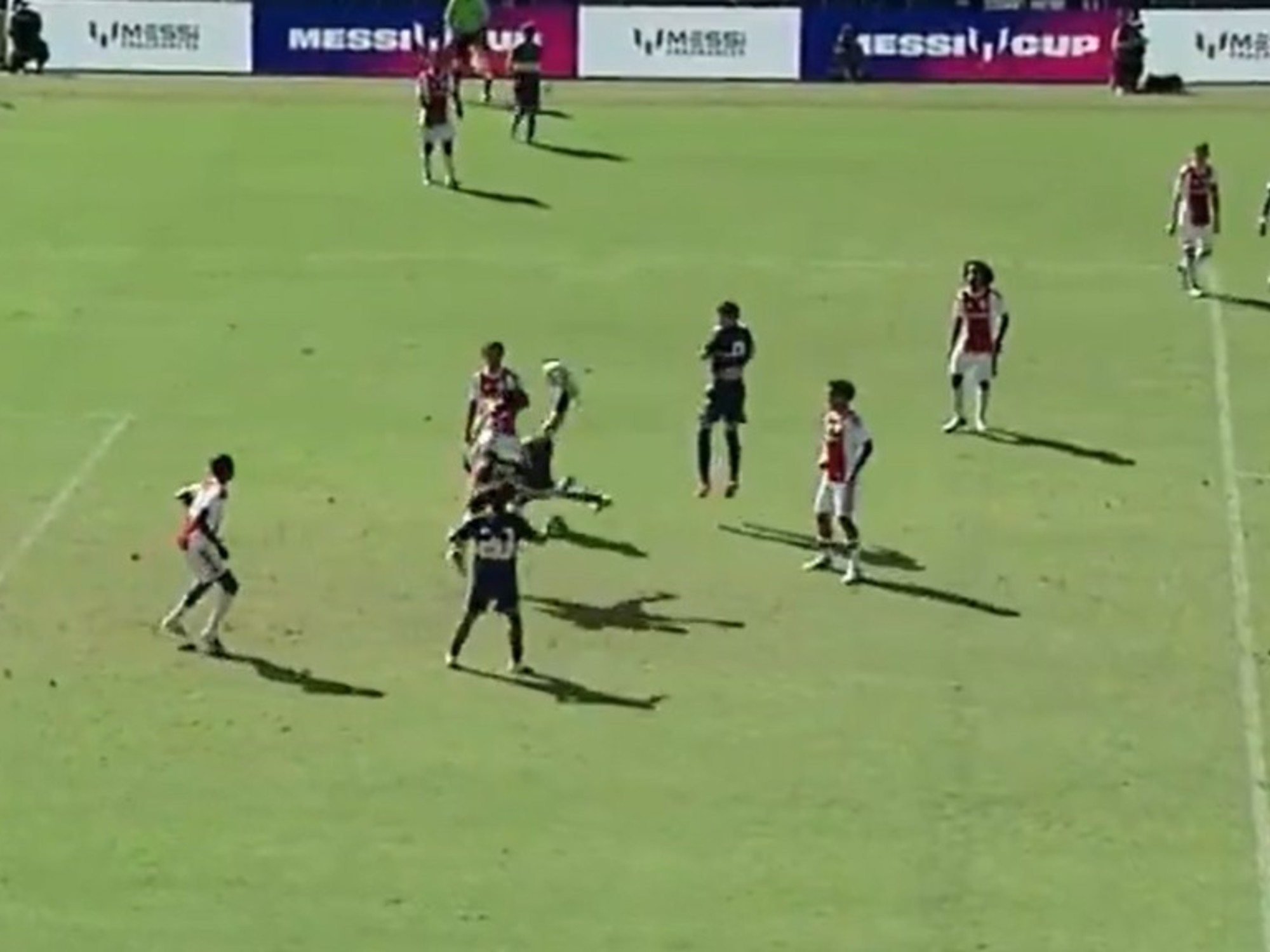 Golazo de chilena de Boca ante el Ajax en la Messi Cup