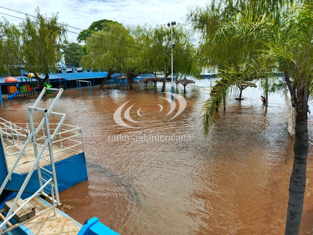 Impactante avance del río Paraná en la costa de Corrientes y preocupación en el Club Regatas