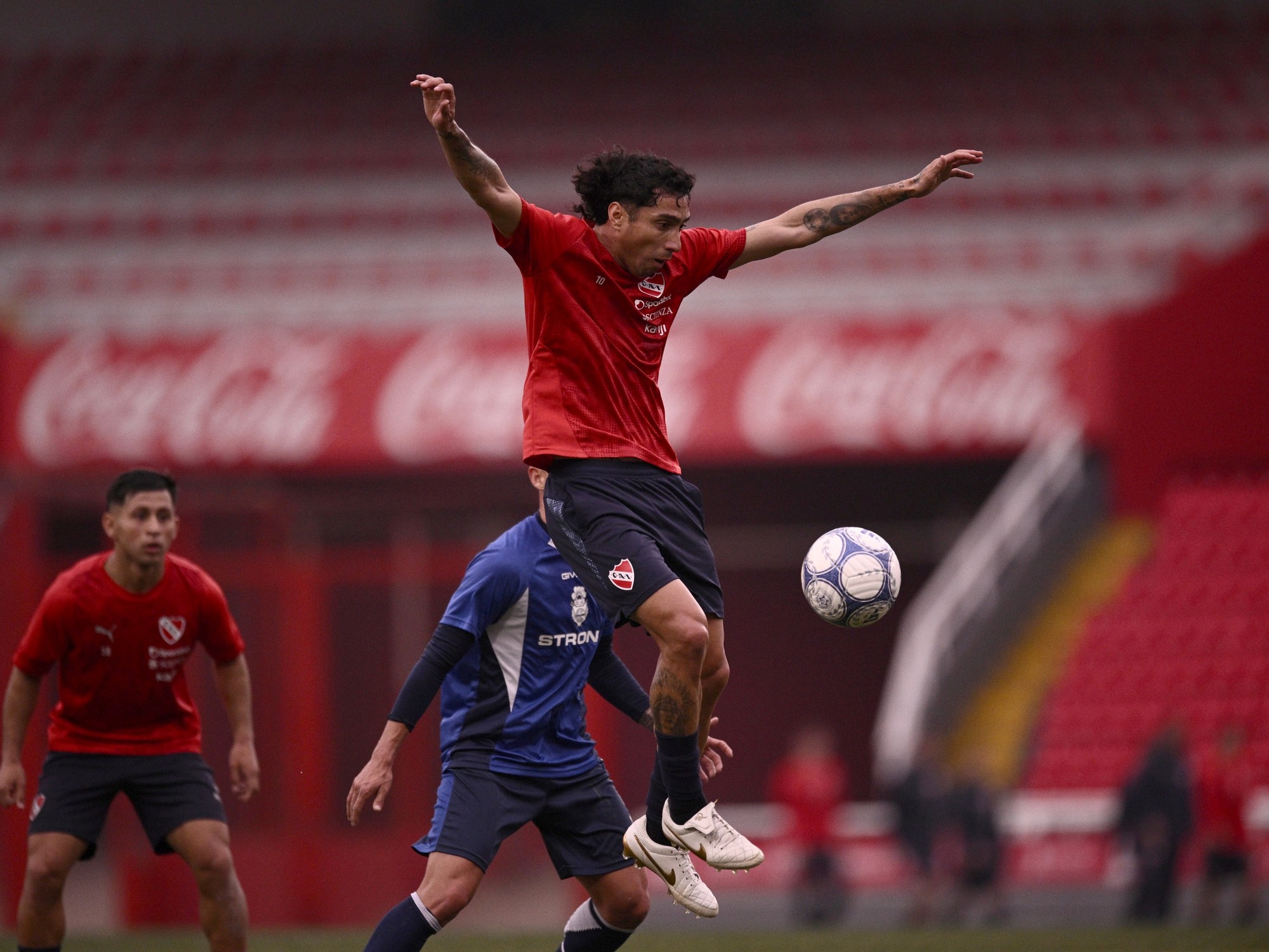 Independiente se prepara para el clásico de Avellaneda con una variante táctica en la práctica