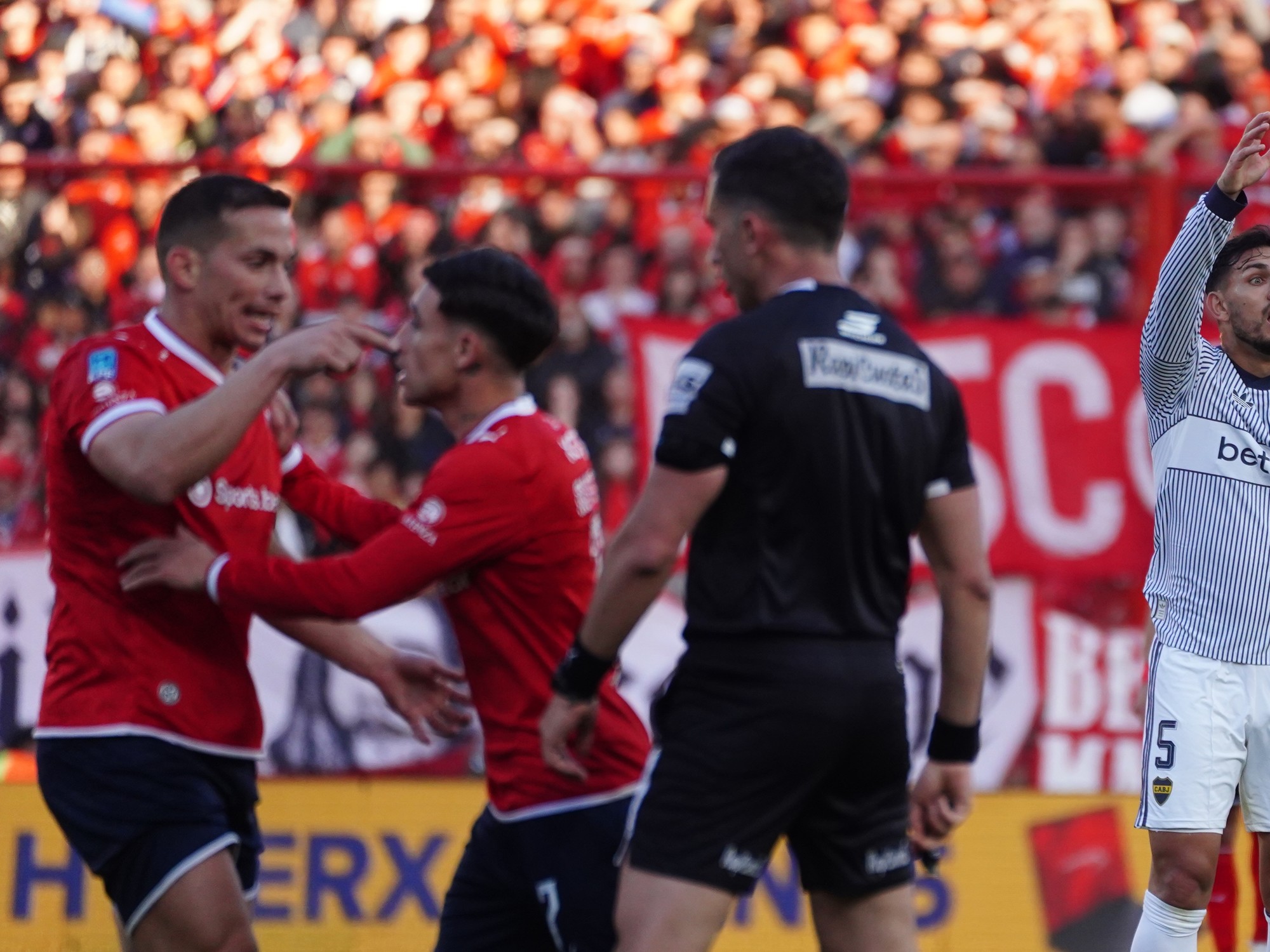 Las polémicas del final en el triunfo de Boca ante Independiente