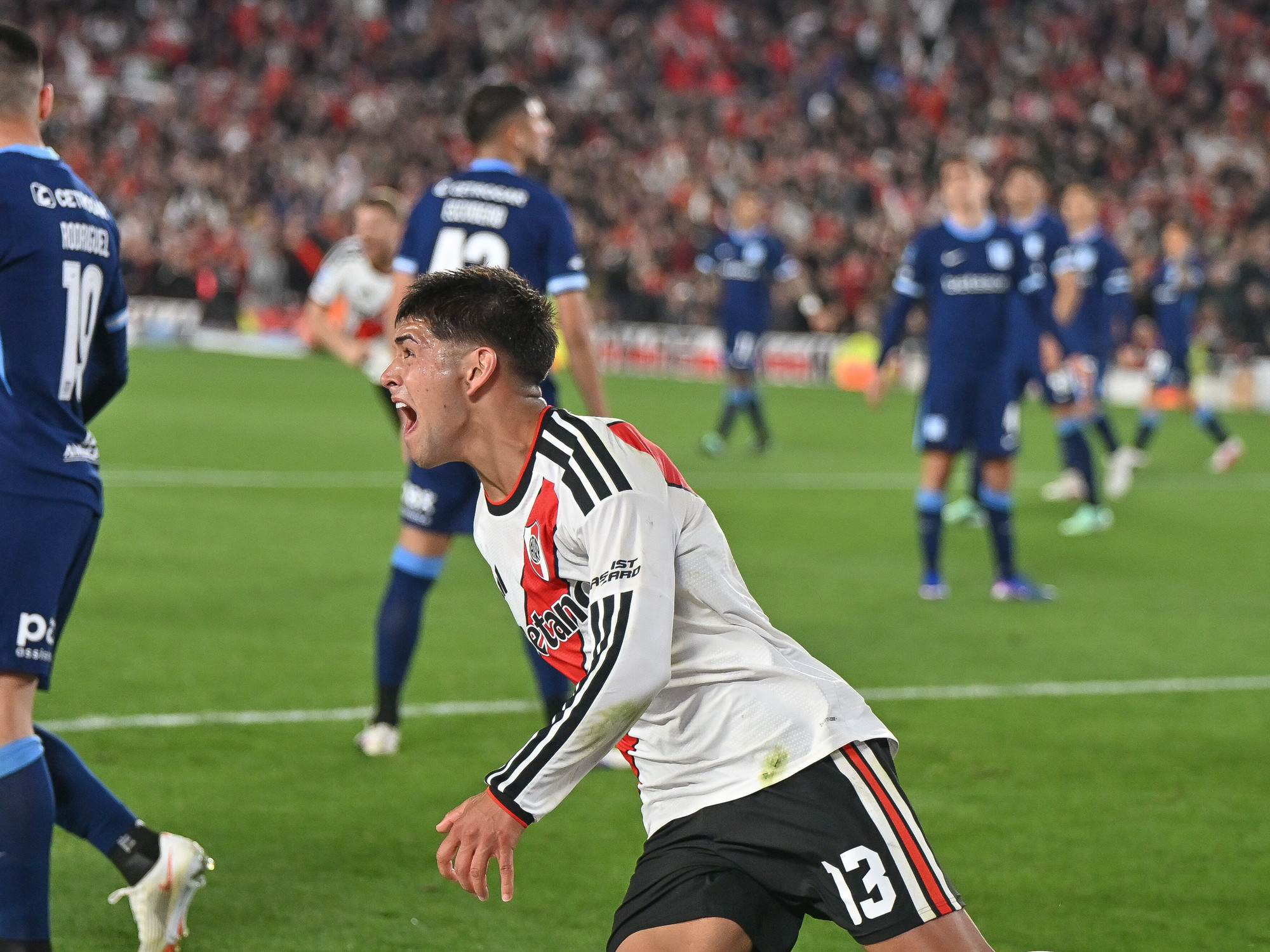 Lautaro Rivero marcó de cabeza para abrir el marcador ante Racing en la Liga Profesional