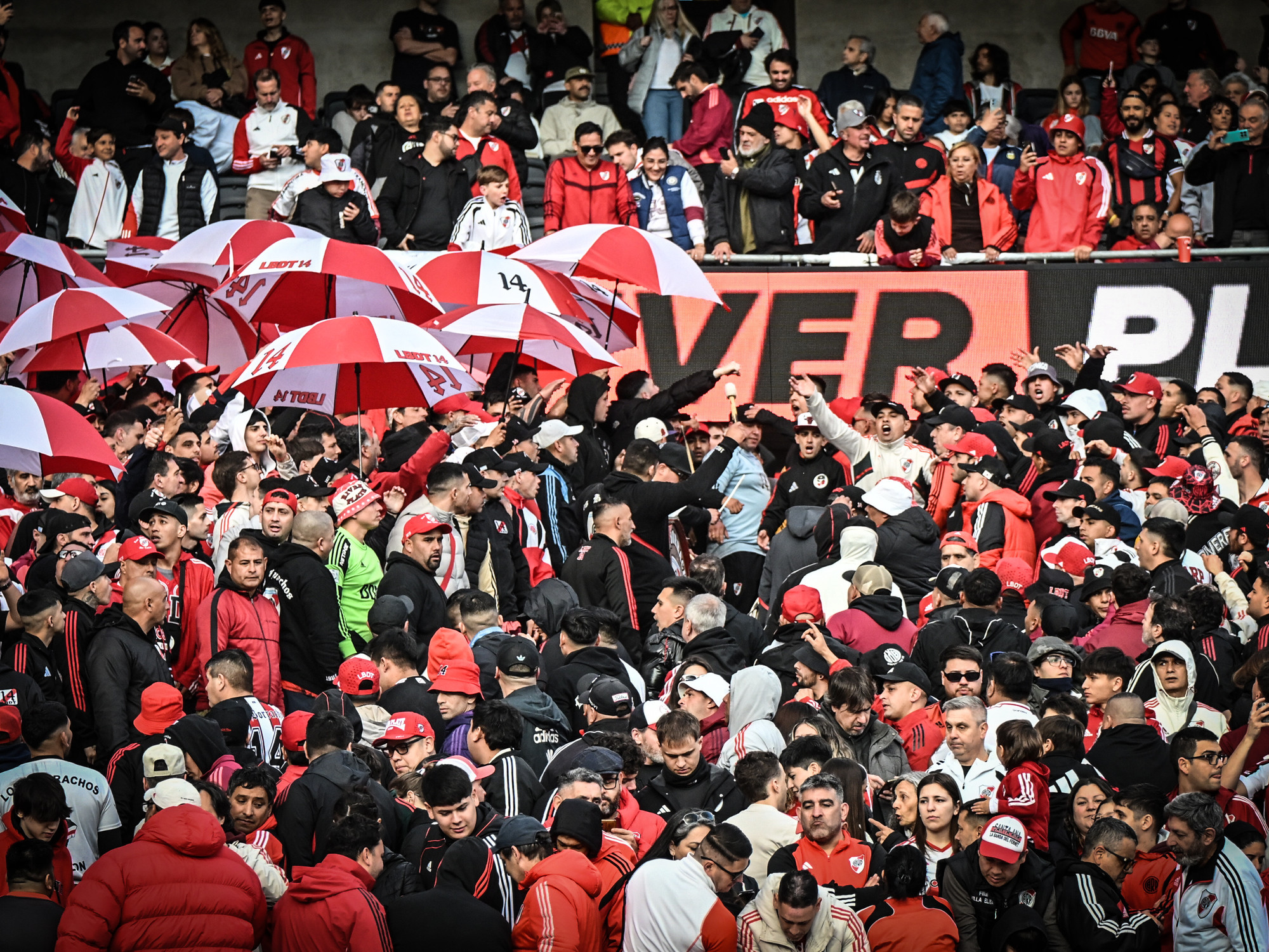 Los hinchas de River palpitaron el superclásico frente a Boca durante el partido ante Racing