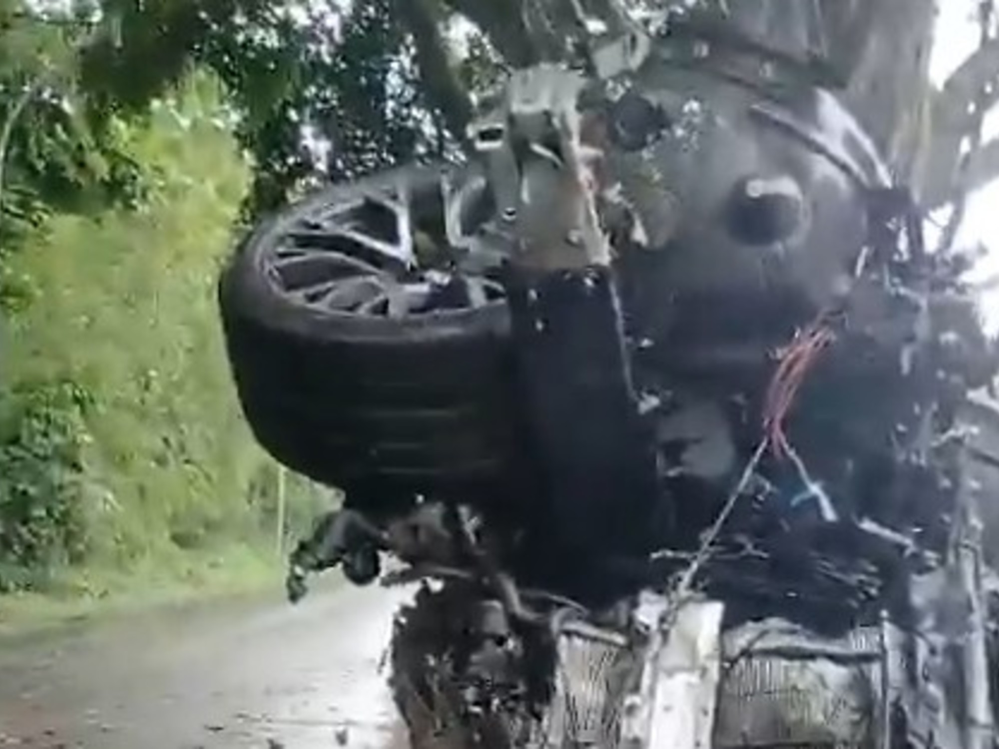 Milagro en Río de Janeiro: un futbolista de Vasco da Gama volcó con su auto y salió ileso tras chocar contra un árbol