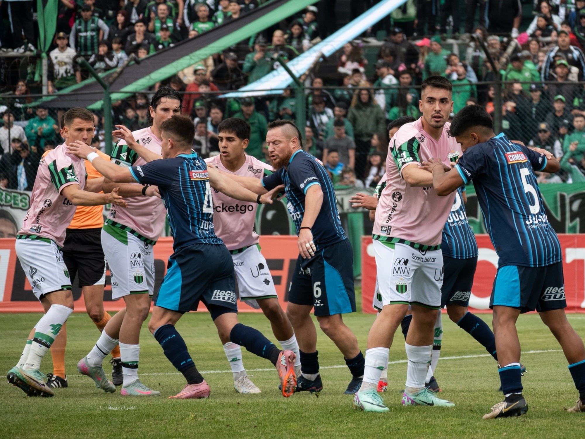 Nueva derrota de Nueva Chicago y clima caliente en Mataderos por la permanencia