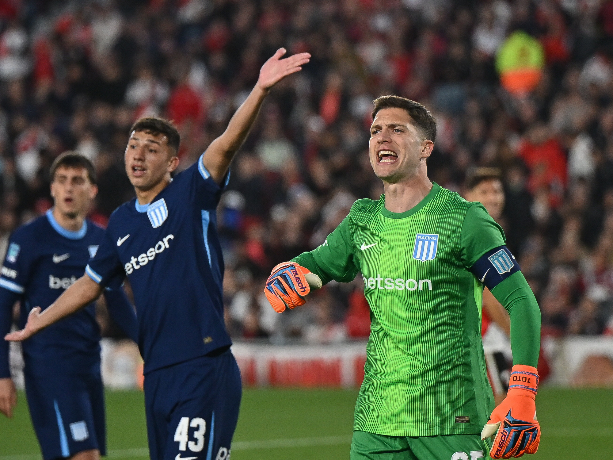 Racing profundizó su crisis tras caer ante River e igualó una negativa racha sin triunfos clásicos