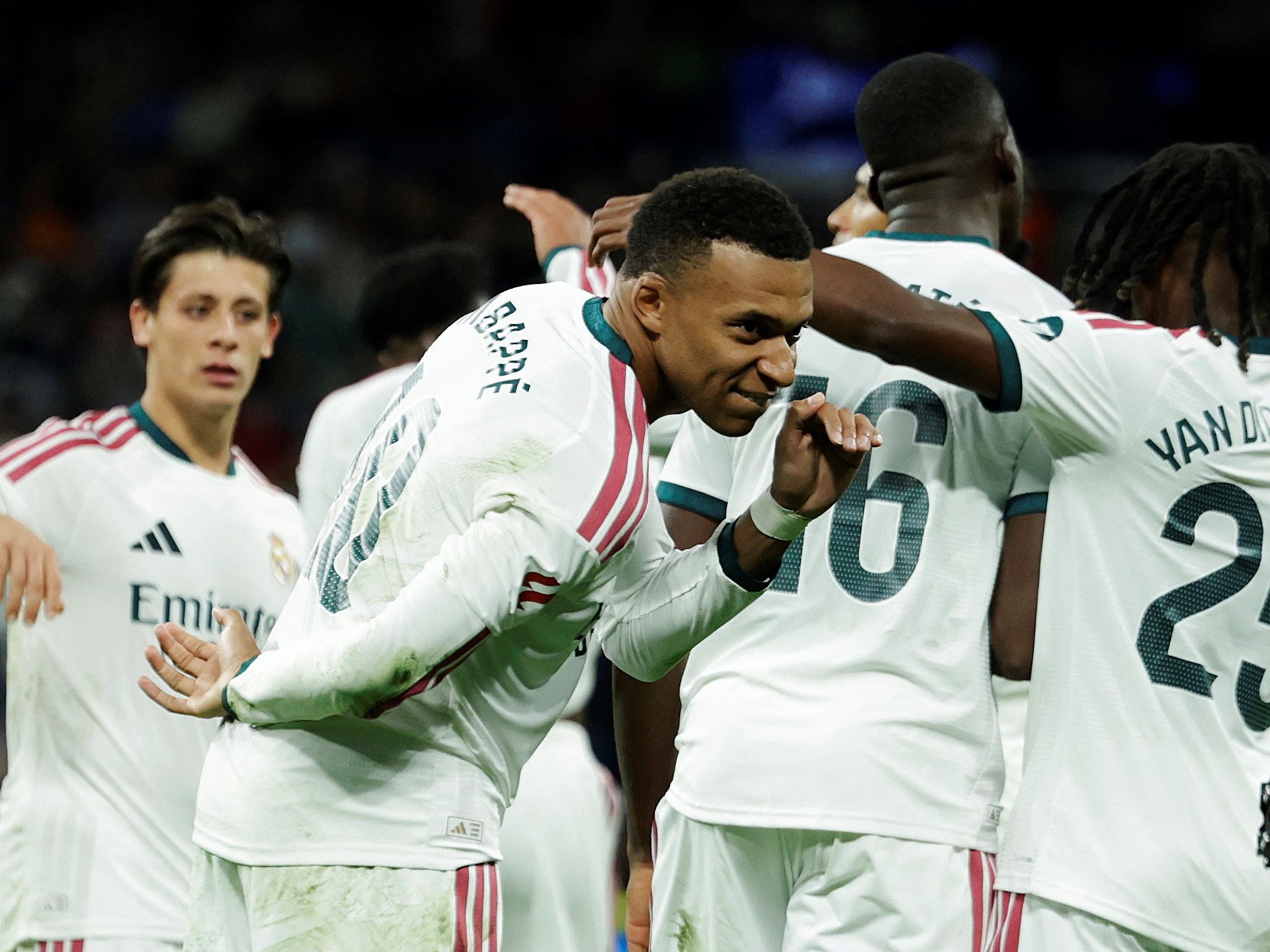 Real Madrid goleó al Sevilla con una destacada actuación de sus figuras y se acercó a la cima