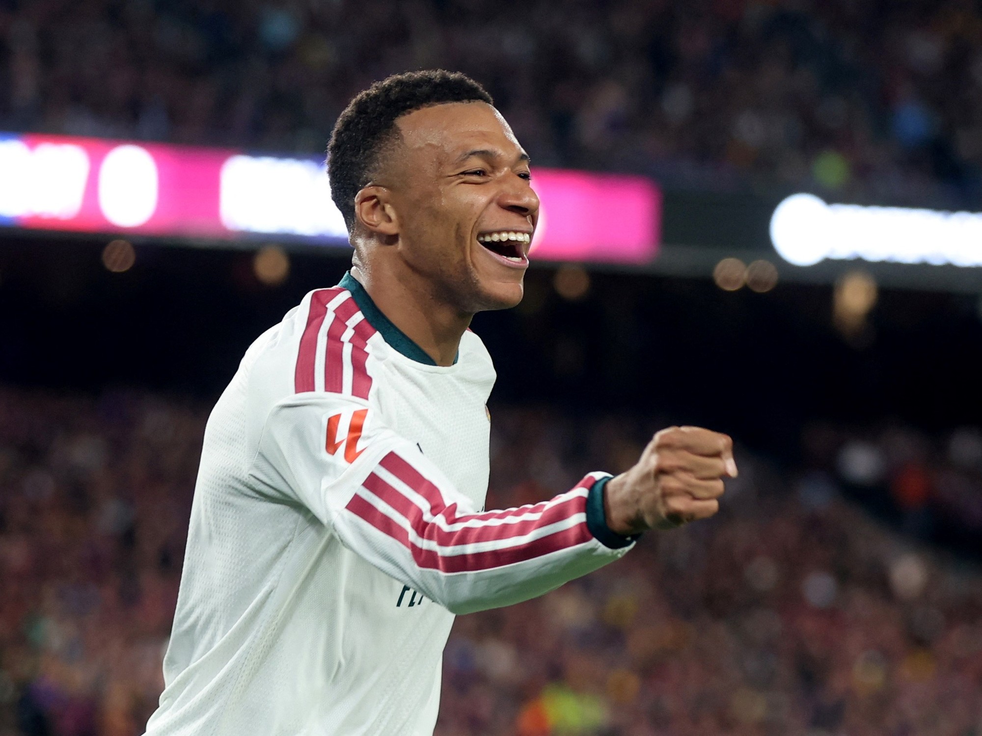Real Madrid se puso en ventaja ante Barcelona con un insólito gol de Kylian Mbappé