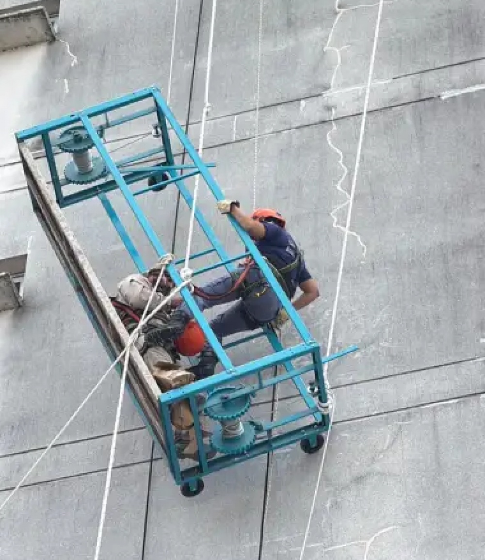 Rescataron a dos obreros que quedaron colgados de un séptimo piso en Formosa