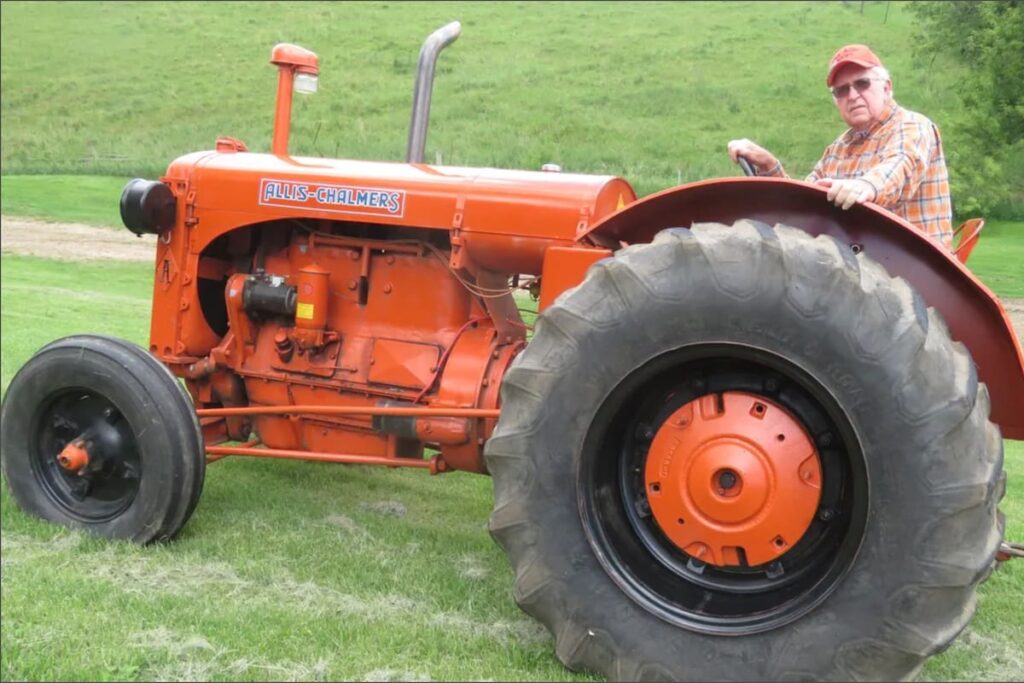 Restauró un tractor histórico de 1937 tras comprarlo en una feria