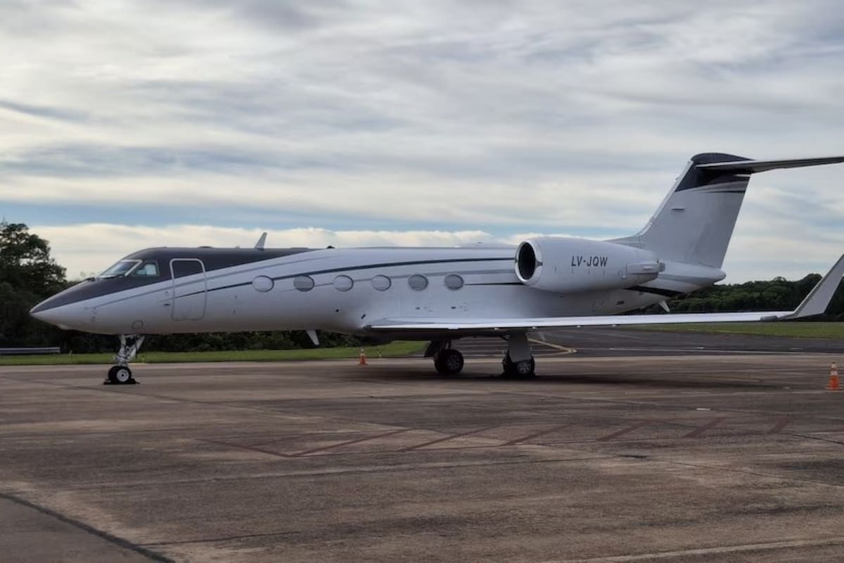 Retienen en Puerto Iguazú un avión vinculado a un viaje de Flavio Bolsonaro