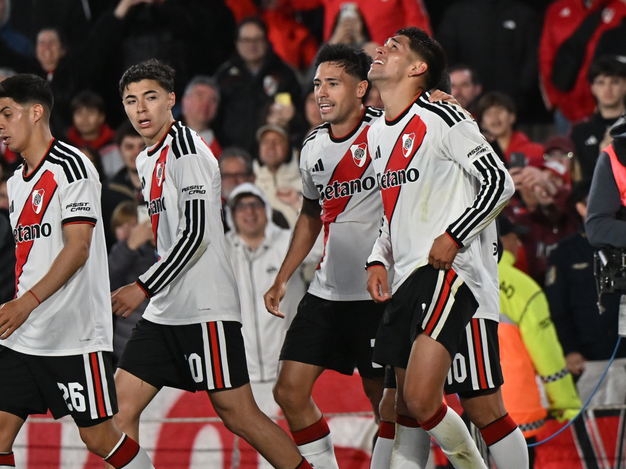 River le ganó el clásico a Racing en el Monumental y sigue en puestos de playoffs