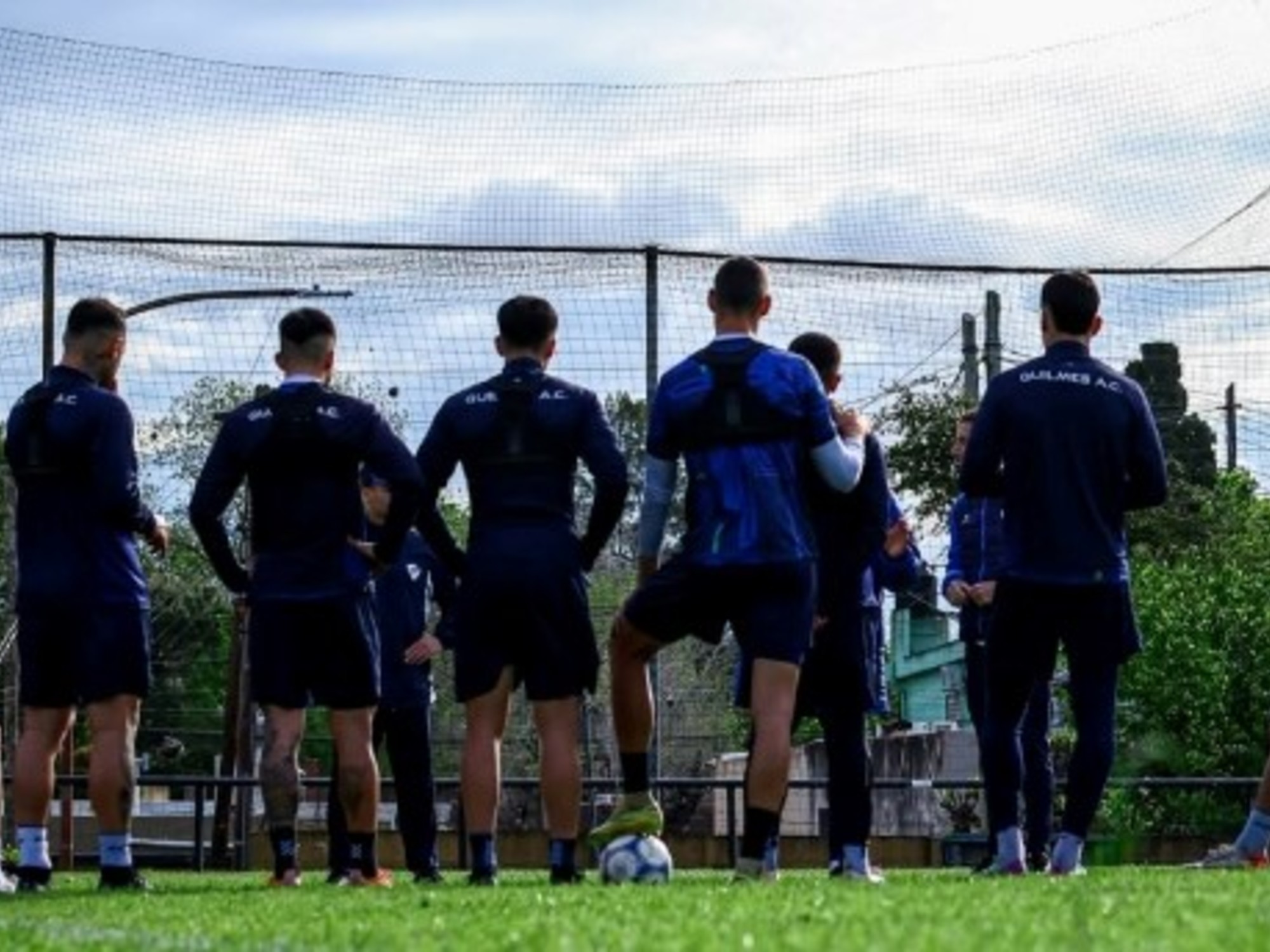Tensión en Quilmes: hinchas increparon al plantel en plena lucha por la permanencia