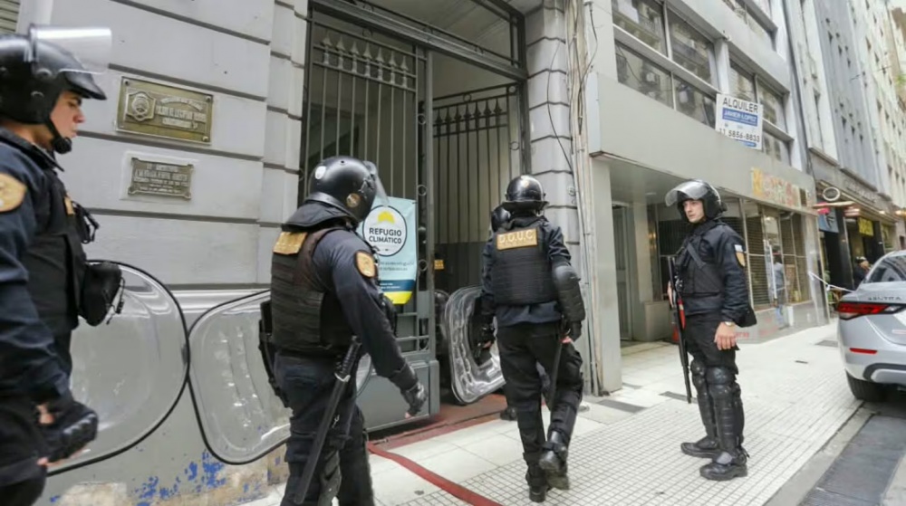 Tensión en una comisaría porteña: internos retienen a un policía como rehén