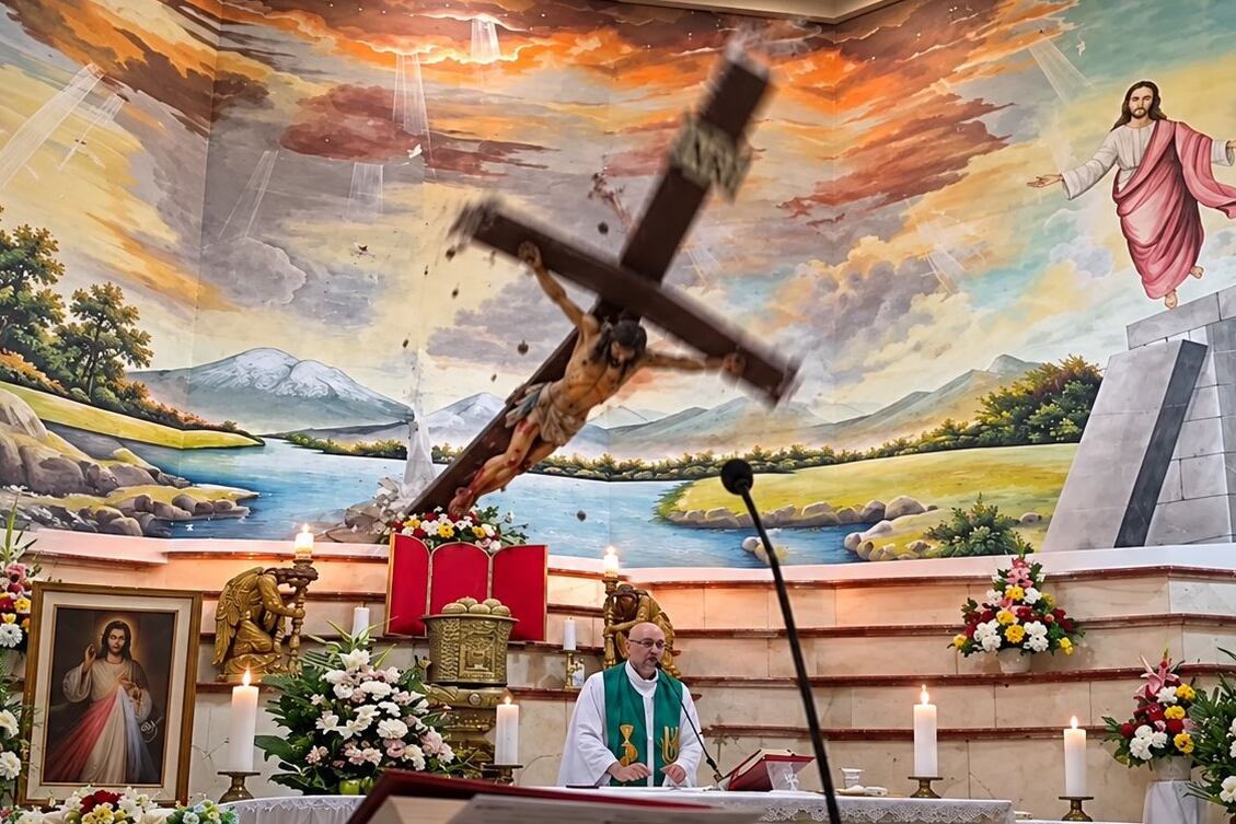 Tragedia en Ecuador: un sacerdote murió tras caerle una cruz de madera durante una misa