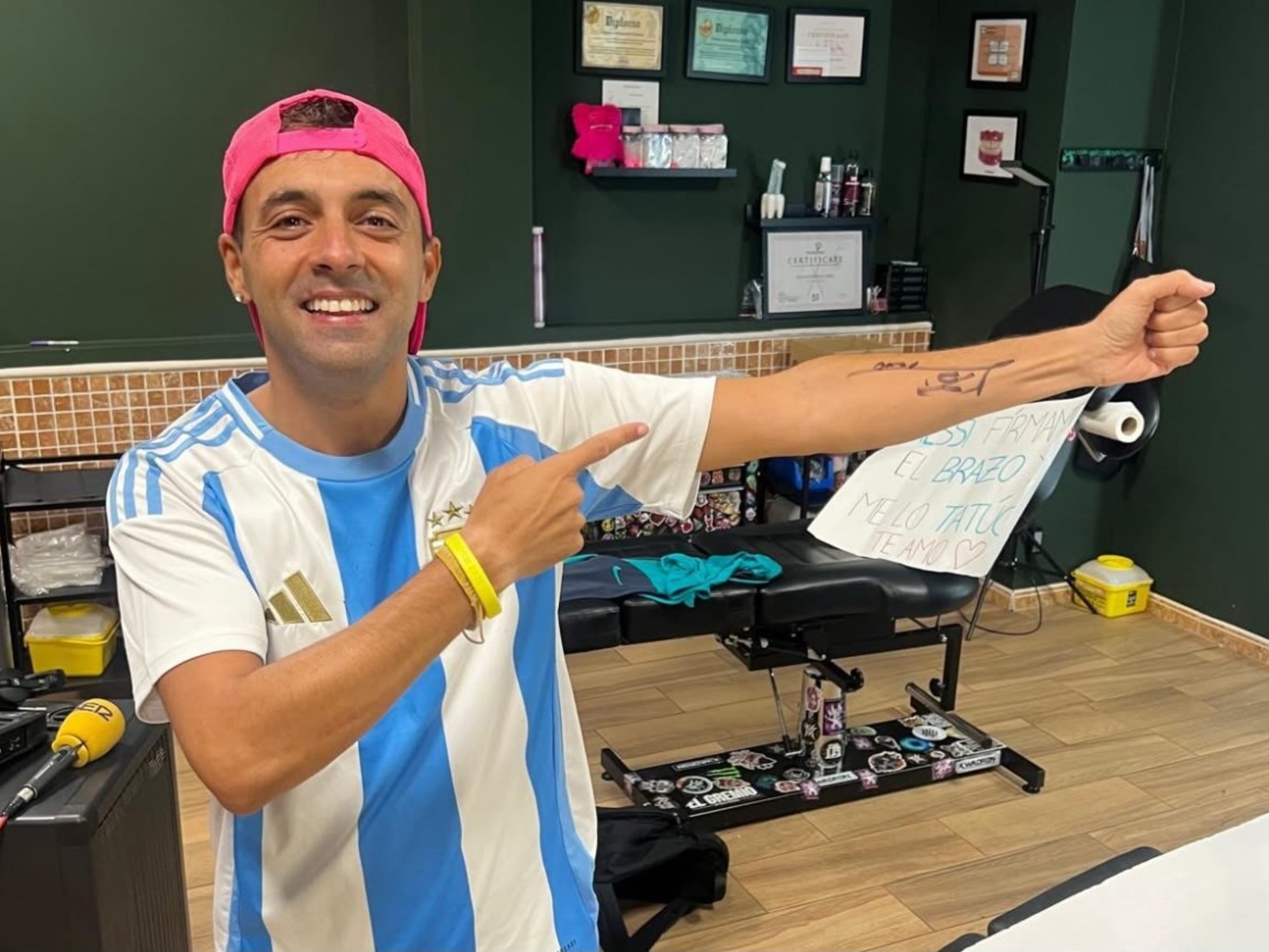 Un artista español consiguió la firma de Lionel Messi y se la tatuó en vivo