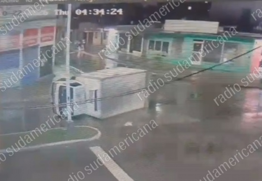 Un camión volcó sobre la avenida Raúl Alfonsín en medio de un fuerte temporal en Corrientes