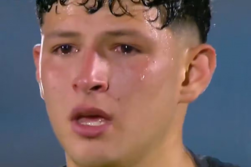 Un futbolista argentino fue abucheado en Uruguay por un gesto de juego limpio y terminó llorando en la cancha