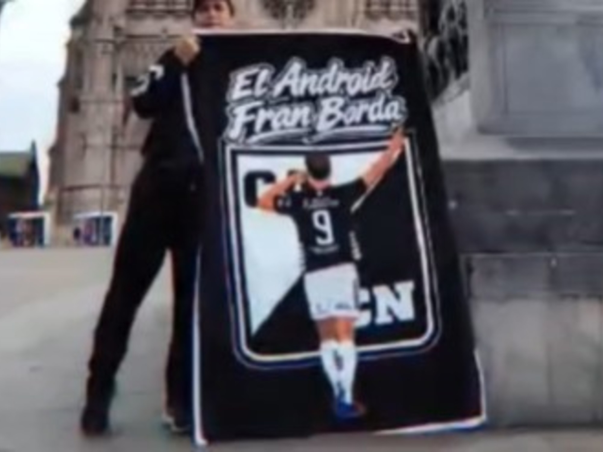 Un hincha de Central Norte viajó a Luján para bendecir una bandera del goleador en busca de la permanencia